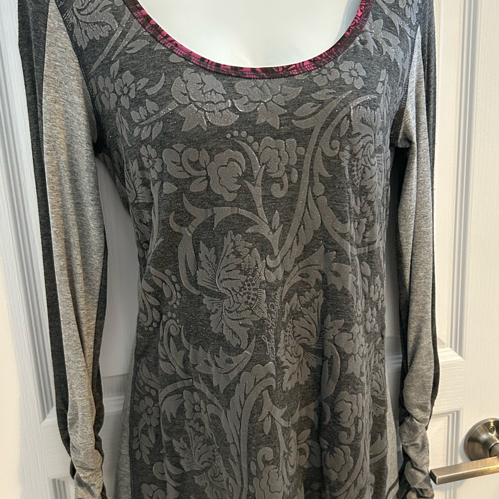 Save The Queen Scoop Neck Gray Long Sleeve Floral Top